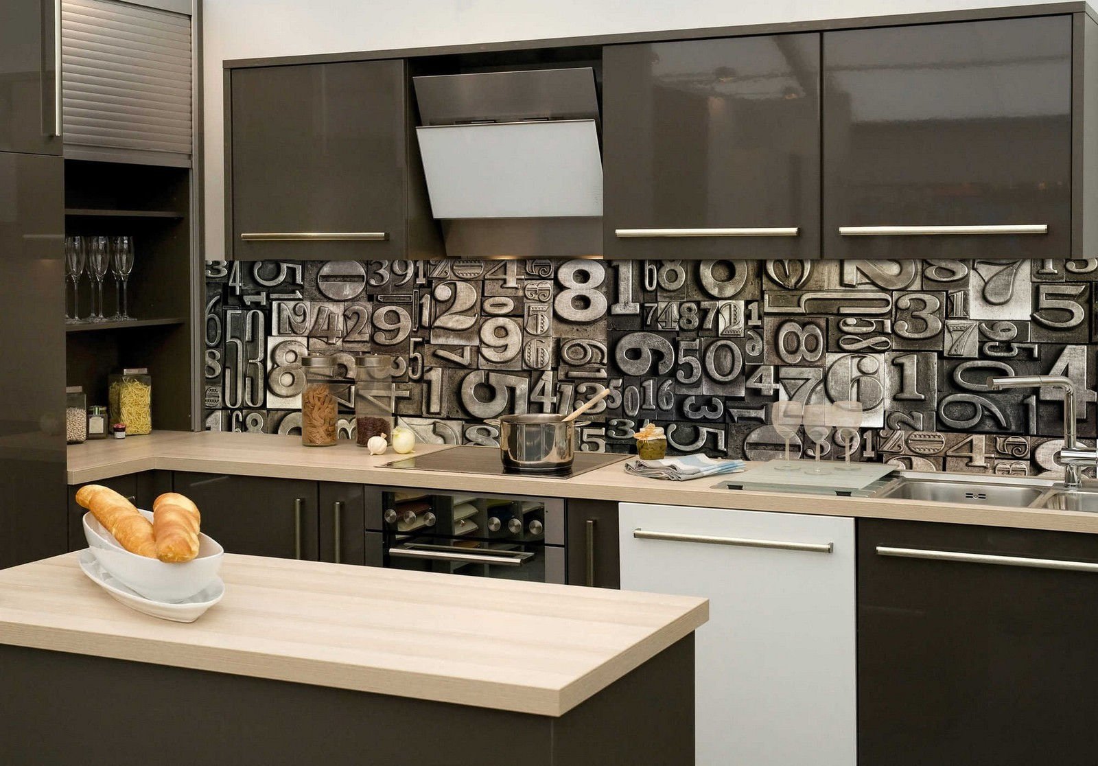 Samolepiaca umývateľná tapeta za kuchynskú linku - Kovové písmená a číslice, 260x60 cm